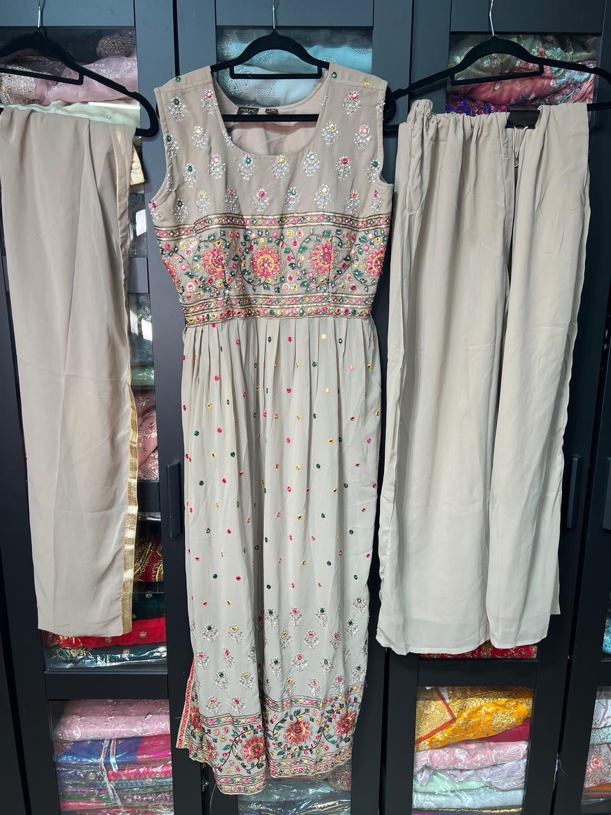 40โ L size 10 India Ladies Outfit Salwar Kameez Suit SS25